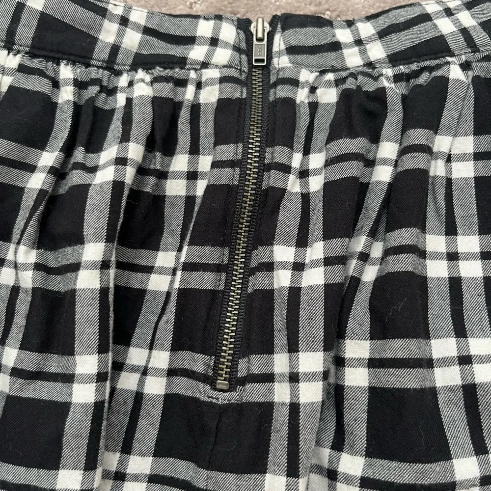 Black and White Gap Mini Skirt - Picture 3 of 5